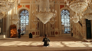Человек молится в мечети, Стамбул 