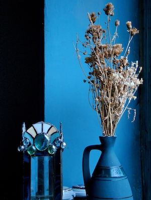 Вечерний натюрморт синего цвета, ваза и сухостой 