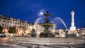 Площадь Россио со статуей короля Педро IV на колонне и бронзовым фонтаном