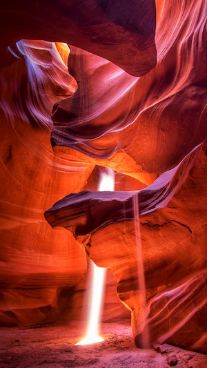 стена красного каньона, пещера