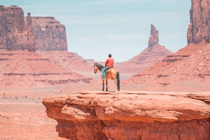 человек сидит верхом на коне в долине карьеров 