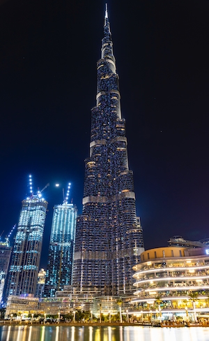 Ночной снимок Бурдж-Халифы в Дубае 