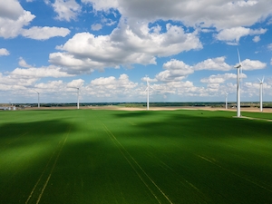 Турбины ветряной мельницы, зеленое гладкое поле