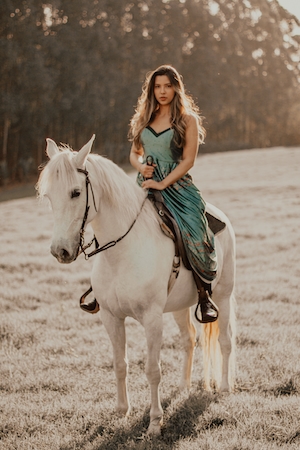 девушка сидит на белом коне 
