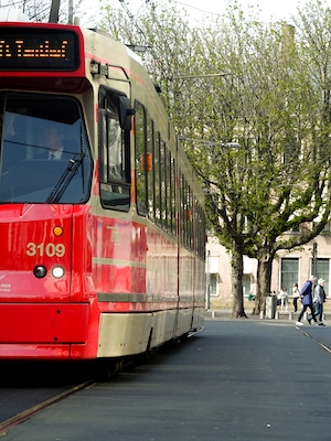 Трамвай движется по городу
