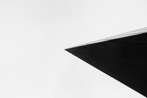 Неконструктивный, минималистичный, черно-белый снимок Центра искусств в Мельбурне. Пиковые архитектурные узоры на небе. Подходит для обоев.