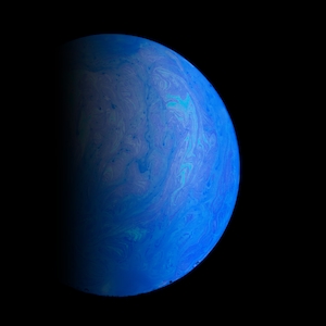 голубая планета на черном фоне 