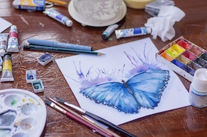 Голубая бабочка и акварель
