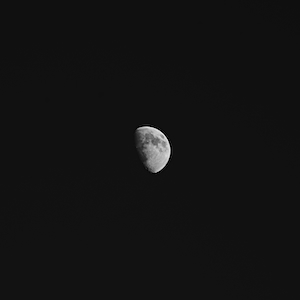 Монохромная Луна, луна на темном небе 