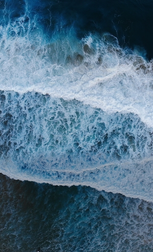 Морские текстуры, морские волны с высоты, фото сверху, морская пена 