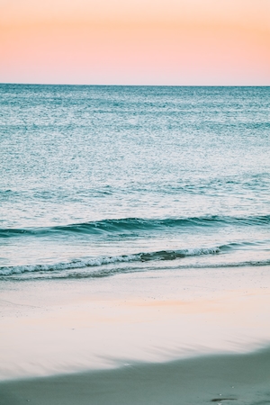 Закат на пляже, песчаный пляж, море, небо, голубая вода 