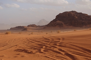 песчаная дюна, пески в пустыне, пейзаж в пустыне, горы на фоне 