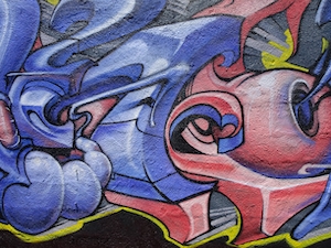 красочные граффити на стене города 