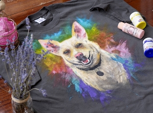 рисунок собаки на серой футболке 