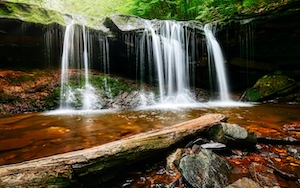 Водопад в лесу, водопад в лесу, поток водопада в лесу, большие скалы