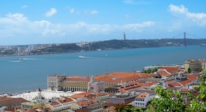 Вид на Лиссабон и реку Тежу из замка Сан-Хорхе.