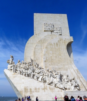 Памятник Падрао душ Дескобриментосу на северном берегу реки Тежу в Лиссабоне, Португалия.