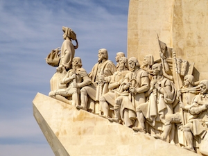 Памятник Падрао душ Дескобриментосу на северном берегу реки Тежу в Лиссабоне, Португалия.