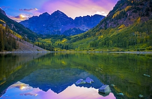 Красочный Закат в Скалистых горах над Идеальным отражением озера в Марун Беллс, Колорадо, США. Горное озеро, отражение неба и гор в воде, лесу у озера и гор 