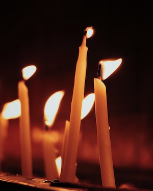 горящие свечи 
