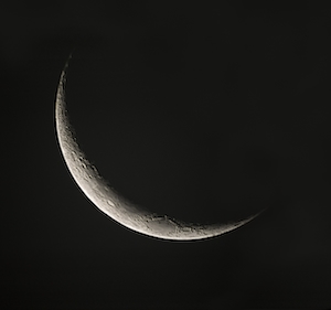 Полумесяц, изображение луны на черном фоне 
