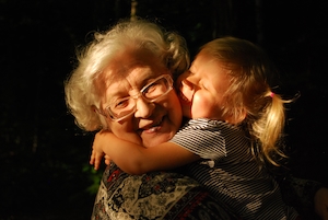 бабушка с внучкой обнимаются