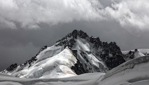 Снег, лед и скала, горы, черно-белый кадр 