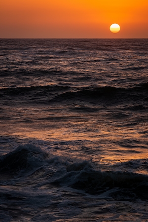 легкие волны, поверхность моря, рябь на воде, морская поверхность, море на закате 