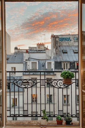 Парижский закат в окне
