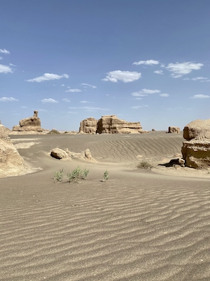 Рельеф Ядана, песчаные дюны, барханы, каньон, отвесные скалы 
