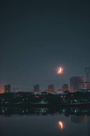 полумесяц, луна над городом, луна над зданиями ночью 