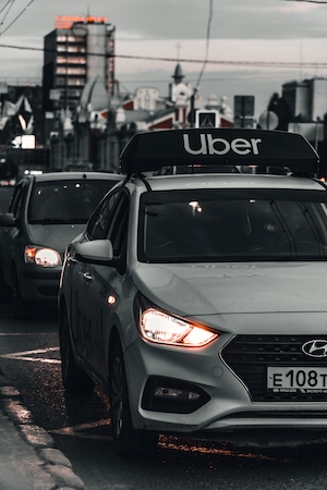 Такси Uber стоит в пробке 