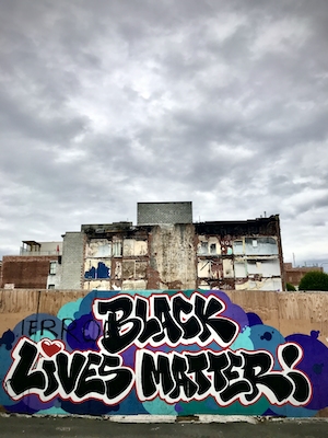 Фреска Black Lives Matter красочные граффити на стенах города