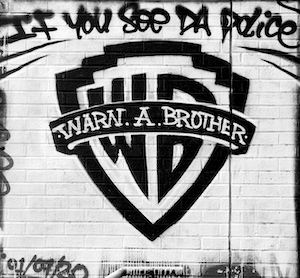 граффити на стене, черно-белый снимок 