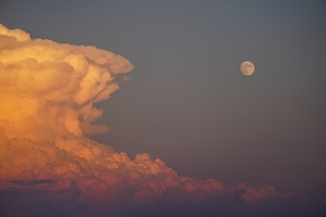 полная луна на небе во время заката в окружении облаков 