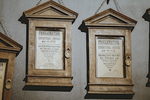 Декорации для съемок фильма Гарри Поттер, листовки в рамках на стене 