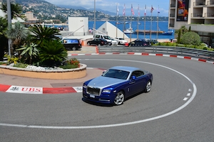 Rolls Royce Wraith синий на трассе Формулы-1