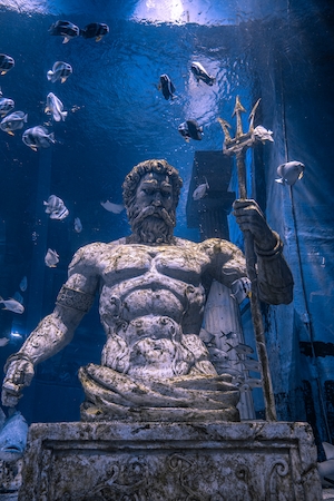подводная статуя Нептуна с трезубцем
