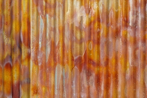 старая дверь из рифленого железа, узоры и цвета, которые образовала ржавчина, абстрактная картина 