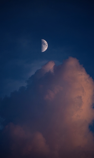 полумесяц на небе во время заката, облака 