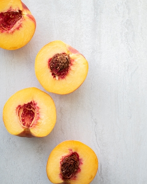 минималистичная фотография половинок персиков