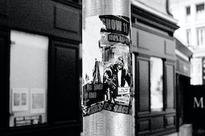 постеры, плакаты на столбе, черно-белая фотография 