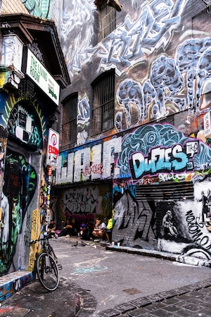 район с граффити на стенах 