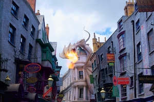 Огнедышащий дракон на вершине Волшебного банка Гринготтс – Волшебный мир Гарри Поттера, Косой переулок