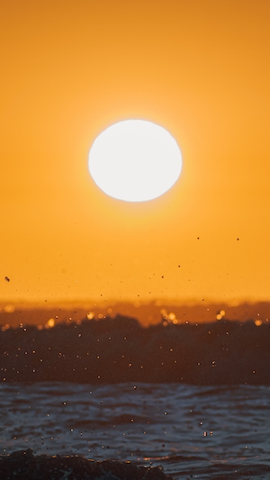 оранжевое закатное солнце над морем 