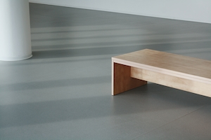деревянная скамейка и бетонный пол 