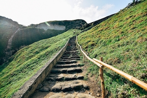 Лестница посреди природного ландшафта, деревянные перила, зеленые холмы