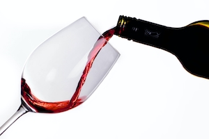 Наливание вина в бокал, крупный план 