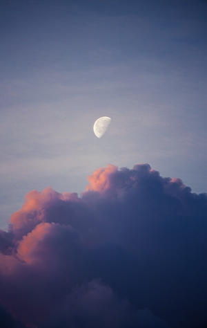 полумесяц на небе и облака во время заката 