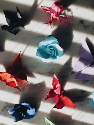 оригами бабочек, разноцветные фигурки 